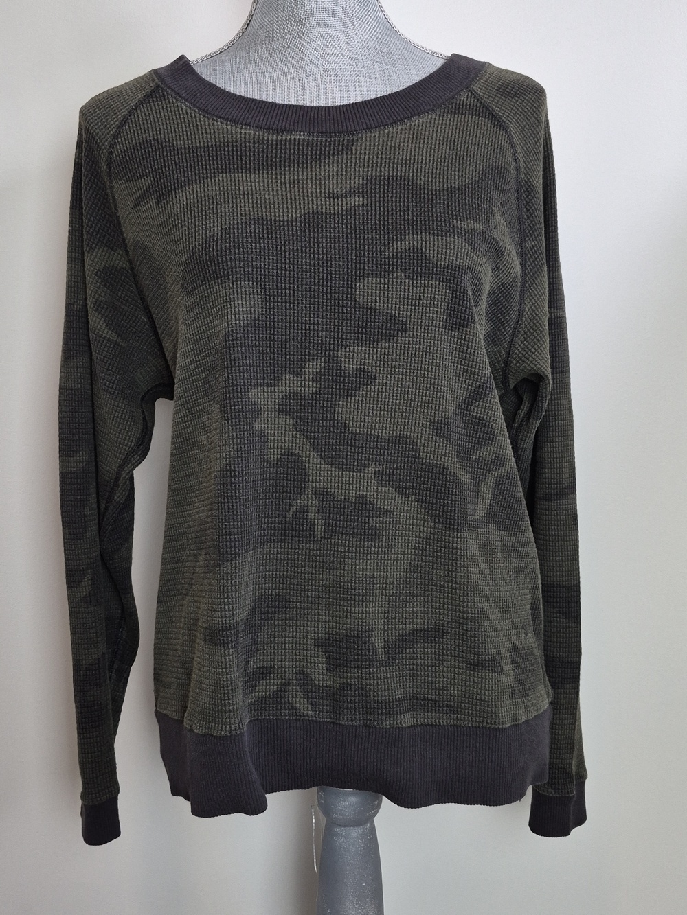 Aritzia TNA Camouflage Sweater Medium Pull Over